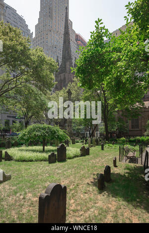 Trinity Church New York, view in summer of the churchyard of Trinity Church (1846), Lower Manhattan, Financial District, New York City, USA Stock Photo