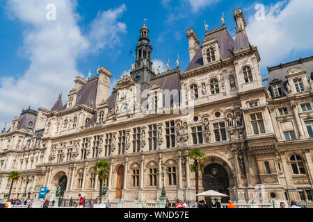 Great side view of the Paris City Hall Hôtel de Ville on a sunny summer day. The listed Historic Monument is the headquarters of the municipality of... Stock Photo