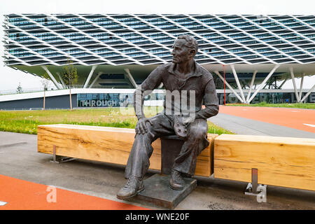 Statue, monument of company founder (company founder) Adi Dassler in front of the arena; Adidas Arena, adidas AG's administrative building reminiscent of a football stadium football stadium, has a size of 52,000 square meters and accommodates more than 2,000 employees; is part of the 'World of Sports'; Herzogenaurach on 29.07.2019; | usage worldwide Stock Photo