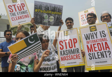 September 6, 2019, Kuala Lumpur, Kuala Lumpur, Malaysia: Malaysian NGOs  holding placards outside the National Mosque in Kuala Lumpur after Friday prayer to express solidarity  with Muslims in Kashmir who were allegedly victims of oppression. ..The group also condemned the action of Indian Prime Minister Narendra Modi to revoke Kashmir's special status and tighten security controls in most troubled areas. (Credit Image: © Kepy/ZUMA Wire) Stock Photo