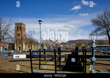 Holy Trinity & Christ Church and Lock 9 in Stalybridge on the Huddersfield canal, Tameside Stock Photo