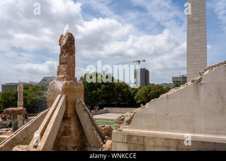 Sculpture and fountain to commemorate 25 April revolution in Lisbon Stock Photo