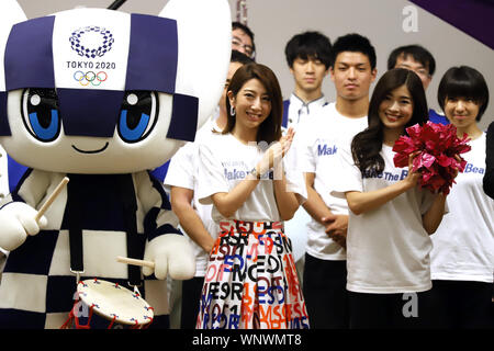 Tokyo, Japan. 6th Sep, 2019. Japanese violinist Mayu Kishima (C) and model Honoka Tsuchiya (R) clap their hands while Tokyo 2020 Olympics mascot Miraitowa beats a drum as Tokyo 2020 organizing committee will launch a cheering and encourage project for athletes 'Make The Beat!' in Tokyo on Friday, September 6, 2019. Credit: Yoshio Tsunoda/AFLO/Alamy Live News Stock Photo