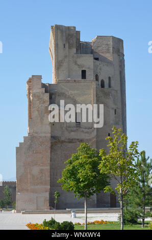 Unrestored gateway remains of the ancient Tamerlanes Ak-Saray palace in Shakhrisabz, southern Uzbekistan Stock Photo