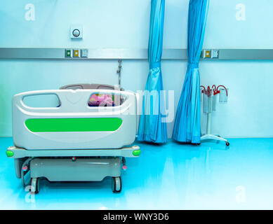 Empty hospital bed ward room for patient with comfortable emergency medical equipment in the hospital/clinic .medical and health care patient concept Stock Photo
