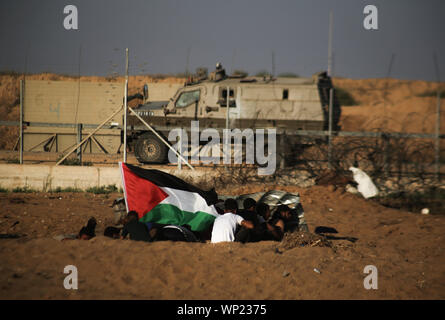 Gaza, Palestine. 06th Sep, 2019. Palestinian protesters take cover during an anti-Israel demonstration at the Israel-Gaza border fence in the southern Gaza Strip. Credit: SOPA Images Limited/Alamy Live News