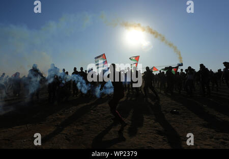Gaza, Palestine. 06th Sep, 2019. A Palestinian demonstrator uses a slingshot to throws stones during an anti-Israel demonstration at the Israel-Gaza border fence in the southern Gaza Strip. Credit: SOPA Images Limited/Alamy Live News