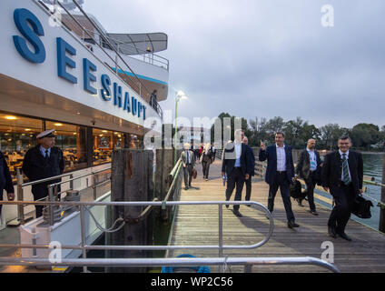 06 September 2019, Bavaria, Weßling: Markus Söder (CSU;3 f.r.), Minister President of Bavaria, will go on board the lake head before shipping on Lake Starnberg as part of the CSU board meeting with Markus Blume (CSU;5.f.r.), Secretary General of the CSU. Photo: Lino Mirgeler/dpa Stock Photo