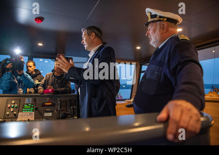 06 September 2019, Bavaria, Weßling: Markus Söder (CSU;2nd from right), Prime Minister of Bavaria, is standing on the bridge of the Seeshaupt next to Günter Engel-Art, Captain of the Seeshaupt during the cruise on Lake Starnberg within the framework of the CSU board meeting. Photo: Lino Mirgeler/dpa Stock Photo