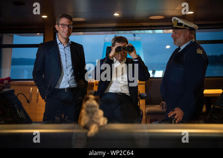 06 September 2019, Bavaria, Weßling: Markus Söder (CSU;m), Prime Minister of Bavaria, is standing on the bridge of the Seeshaupt during the navigation on the Starnberger See within the framework of the CSU board meeting on the bridge of the Seeshaupt next to Markus Blume, Secretary General of the CSU, and Günter Engel-Art, Captain of the Seeshaupt. Photo: Lino Mirgeler/dpa Stock Photo