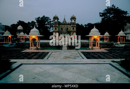 Chhatri ( cenotaphs ) is a monument built in honour Scindia rulers of Gwalior State royal family. Shivpuri cenotaphs are an ideal mix of Mughal and Hi Stock Photo