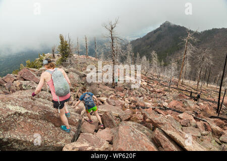 Wendeline Everett (left) and Mylène Jacquemart hike down South Boulder Peak, Boulder, Colorado. Bear Peak and parts of the 2012 Flagstaff Fire are in Stock Photo