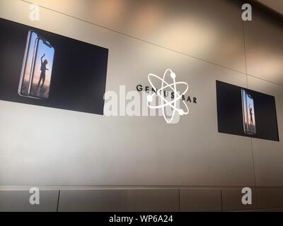 Apple Store Genius Bar Stock Photo - Alamy