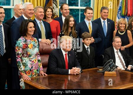 Washington, DC, USA. 05 September, 2019. U.S President Donald Trump, center, poses with Los Angeles Lakers Hall of Fame basketball star and legendary NBA General Manager Jerry West, left, and his family members following the award ceremony for the Presidential Medal of Freedom, in the Oval Office of the White House September 5, 2019 in Washington, DC. Stock Photo