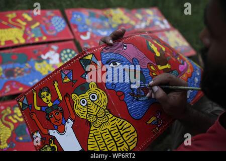 September 8, 2019, Dhaka, Bangladesh: Folk artist Nazir Hossain paints folk art under a small tree in Shilpakala Academy. Nazir is a self-taught artist practicing folk art more than two eras on the street in Dhaka. (Credit Image: © MD Mehedi Hasan/ZUMA Wire) Stock Photo