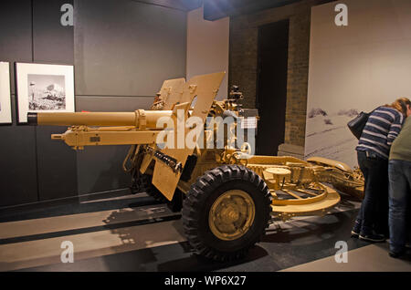 British 25-pounder quick-firing gun mark II 456 artillery piece at IWM, London. Stock Photo