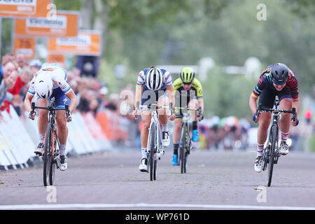 NIJVERDAL - 06-09-2019, cycling, Boels Ladies Tour, etappe 3, Lisa Klein wins the sprint of Amy Pieters Stock Photo