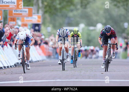 NIJVERDAL - 06-09-2019, cycling, Boels Ladies Tour, etappe 3, Lisa Klein wins the sprint of Amy Pieters Stock Photo