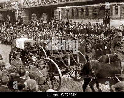 On 22 August 1922 Michael Collins was killed in an ambush at Béal na mBláth outside Cork. He was buried in Glasnevin Cemetery on 28 August 1922. His coffin on a horse drawn gun carriage, drawn by Free State soldiers on horseback passes down Gardiner Street Lower below the Liffey Viaduct Railway Bridge  on 28 August 1922. Stock Photo