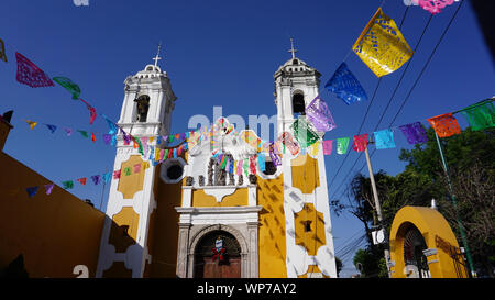 La iglesia de Santa Ana, Church of Santa Ana, el barrio de Perslvillo. La Delegación Cuauhtémoc. Papel picado (cut paper flags). Mexico City, Mexico. Stock Photo