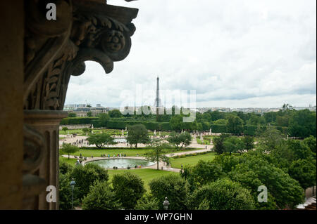 Der Jardin des Tuileries ist ein im französischen Stil gehaltener ehemaliger Barock-Schlosspark beim Louvre in Paris. Die Parkanlage erstreckt sich vo Stock Photo