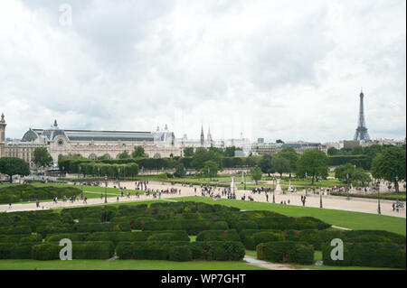Der Jardin des Tuileries ist ein im französischen Stil gehaltener ehemaliger Barock-Schlosspark beim Louvre in Paris. Die Parkanlage erstreckt sich vo Stock Photo