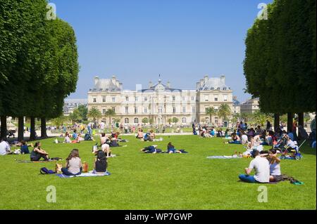 Der Jardin du Luxembourg ist ein früher königlicher, heute staatlicher Schlosspark im Pariser Quartier Latin mit einer Fläche von 26 Hektar. Die Anlag Stock Photo