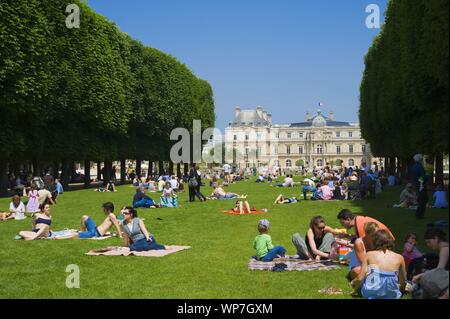 Der Jardin du Luxembourg ist ein früher königlicher, heute staatlicher Schlosspark im Pariser Quartier Latin mit einer Fläche von 26 Hektar. Die Anlag Stock Photo