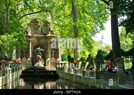 Der Jardin du Luxembourg ist ein früher königlicher, heute staatlicher Schlosspark im Pariser Quartier Latin mit einer Fläche von 26 Hektar. Die Anlag Stock Photo