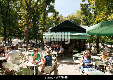 Der Jardin du Luxembourg ist ein früher königlicher, heute staatlicher Schlosspark im Pariser Quartier Latin mit einer Fläche von 26 Hektar. Die Anlag Stock Photo