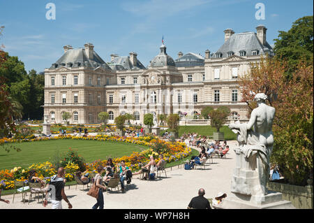 Der Jardin du Luxembourg ist ein früher königlicher, heute staatlicher Schlosspark im Pariser Quartier Latin mit einer Fläche von 26 Hektar. Die Anlag Stock Photo