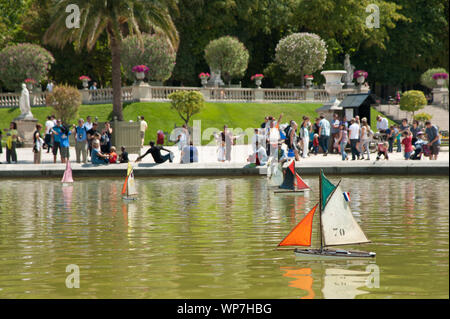 Der Jardin du Luxembourg ist ein früher königlicher, heute staatlicher Schlosspark im Pariser Quartier Latin mit einer Fläche von 26 Hektar. Die Anlag Stock Photo