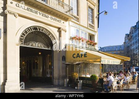 Die Galerie Véro-Dodat ist eine überdachte Ladenpassage mit Glasdach aus dem 19. Jahrhundert im 1. Arrondissement in Paris. Die Galerie Véro-Dodat ist Stock Photo