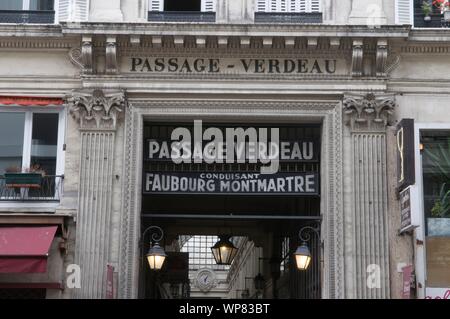 Die Passage Verdeau befindet sich zwischen der Rue de la Grange Batelière Nr. 6 und der Rue du Faubourg Montmartre Nr. 31 bis, in einem gemischten Woh Stock Photo