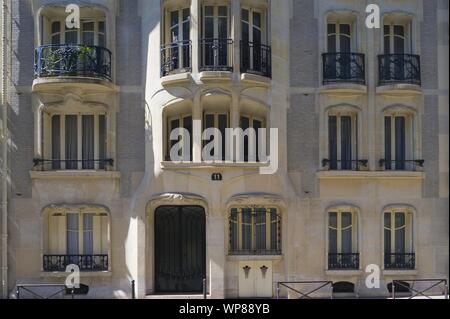 Paris, Immeuble Trémois von Hector Guimard 1909 - Paris, Immeuble Trémois by Hector Guimard 1909 Stock Photo