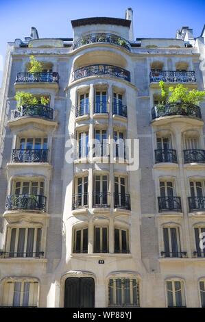 Paris, Immeuble Trémois von Hector Guimard 1909 - Paris, Immeuble Trémois by Hector Guimard 1909 Stock Photo