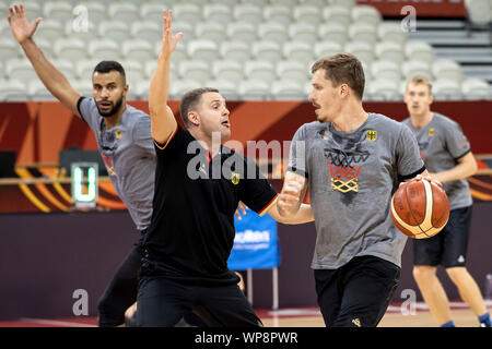 Shanghai, China. 08th Sep, 2019. Basketball: WM, training of the national team Germany in the Oriental Sports Center: The national players Johannes Thiemann (l-r), Andreas Obst and Niels Giffey train with assistant coach Martin Schiller. Credit: Swen Pförtner/dpa/Alamy Live News Stock Photo