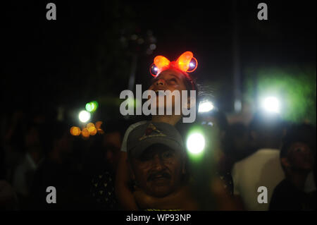 Ahuachapan, El Salvador. 8th Sep, 2019. A girl watches as hot air ballons are lifted. In the town of Ahuachapan, people come together to celebrate the eve of the birth of Virgin Mary. For 169 years, people light the streets of Ahuachapan with lanterns, now hundreds of locals and tourist take part in this tradition. Credit: Camilo Freedman/ZUMA Wire/Alamy Live News Stock Photo