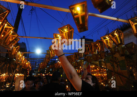 Ahuachapan, El Salvador. 8th Sep, 2019. A woman places a lantern as part of a celebration. In the town of Ahuachapan, people come together to celebrate the eve of the birth of Virgin Mary. For 169 years, people light the streets of Ahuachapan with lanterns, now hundreds of locals and tourist take part in this tradition. Credit: Camilo Freedman/ZUMA Wire/Alamy Live News Stock Photo