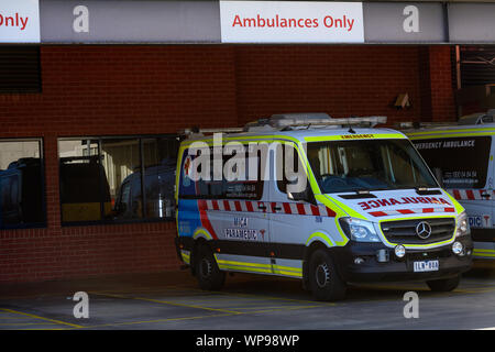 Ambulances and Paramedics on standby at Ballarat Base Hospital Stock Photo