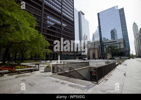 the picasso Richard J Daley Center housing the cook county circuit courts and honorable richard j daley plaza with steps down to the cta station Chica Stock Photo