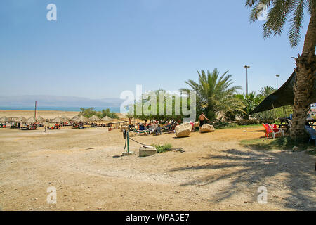 Israel, Dead Sea, Ein Gedi Resort and Spa. Holidaymakers in the thermal pool Stock Photo