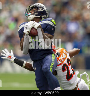 Seattle, United States. 20th Oct, 2019. Seattle Seahawks wide receiver D.K.  Metcalf (14) catches a 37-yard pass from over defending Baltimore Ravens  cornerback Anthony Averett (34) during the first quarter at CenturyLink