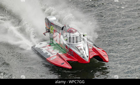 Team Abu Dhabi boat 5 racing in the F1H2O London Grand Prix  in  London Docklands Stock Photo