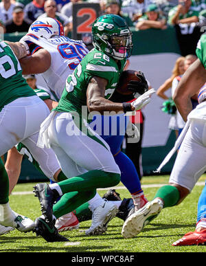 East Rutherford, New Jersey, USA. 8th Sep, 2019. New York Jets running back Le'Veon Bell (26) looks for running run during a NFL game between the Buffalo Bills and the New York Jets at MetLife Stadium in East Rutherford, New Jersey. The Bills defeated the Jets 17-16. Duncan Williams/CSM/Alamy Live News Stock Photo