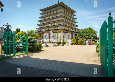 Cham Shan Buddhist Temple also known as the Ten Thousand Buddhas Sarira Stupa Temple. Niagara Falls, Ontario, Canada Stock Photo