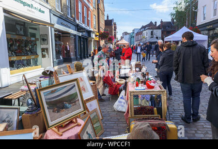 Roadside market stall with art and pictures inGuildford Antique & Brocante Street Market, High Street, Guildford, Surrey, southeast England, UK Stock Photo