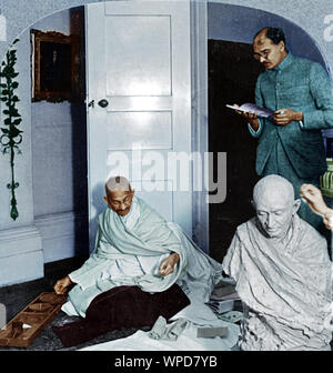 Mahatma Gandhi spinning and talking to Mahadev Desai, October 22, 1931 Stock Photo