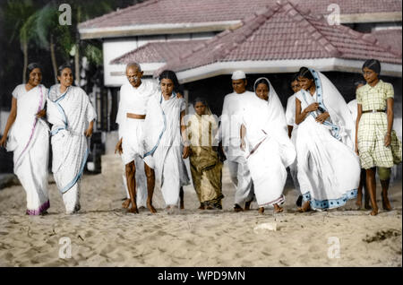 Mahatma Gandhi and Dr Sushila Nayar walking Juhu Beach, Bombay, India, Asia, December 1937 Stock Photo