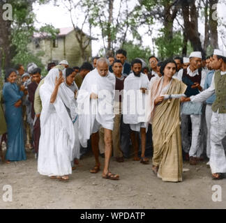 Mahatma Gandhi walking with Dr Sushila Nayar and others, India, Asia, 1938 Stock Photo